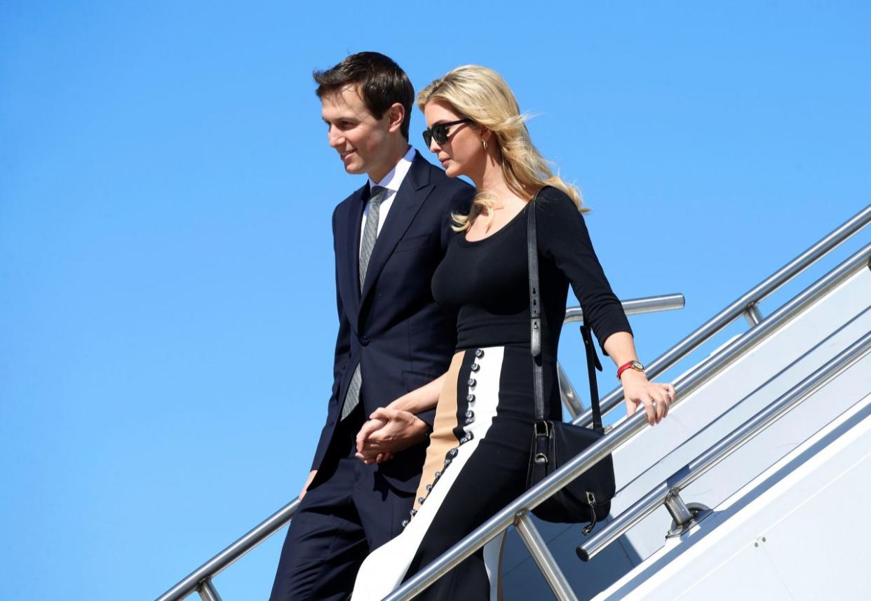 Jared Kushner e Ivanka Trump llegan en el Air Force One para acompañar al presidente Trump a una visita a las instalaciones de Boeing en Carolina del Sur, el 17 de febrero (Foto: Kevin Lamarque/Reuters).