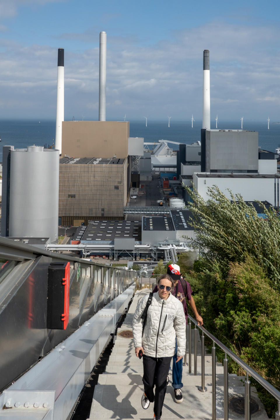 <p>No hay una sola forma de llegar a la cima de CopenHill. Los sistemas de senderos y escaleras permiten combinar varias rutas diferentes: el viaje más corto hasta la cima es de aproximadamente 450 metros.</p> 