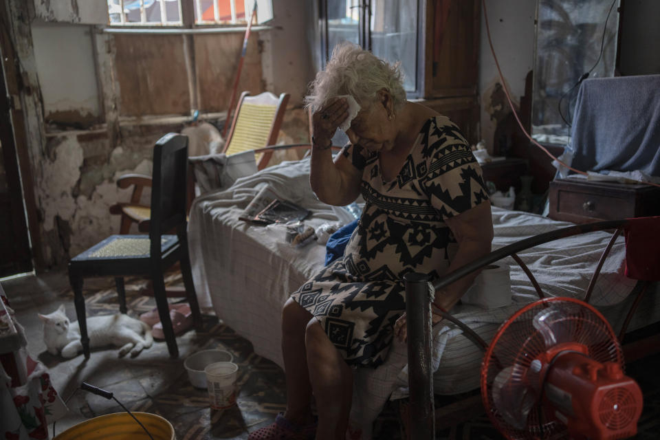 Margarita Salazar trata de protegerse del calor en Veracruz, México, el 16 de junio del 2024. (Foto AP/Felix Marquez)