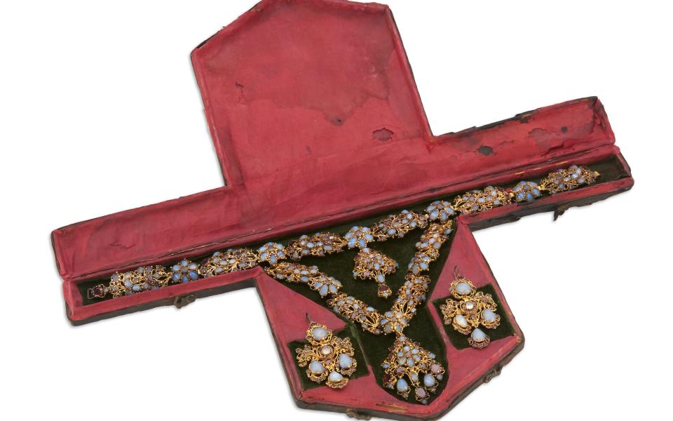 This 18th-century garnet parure comes in its original box