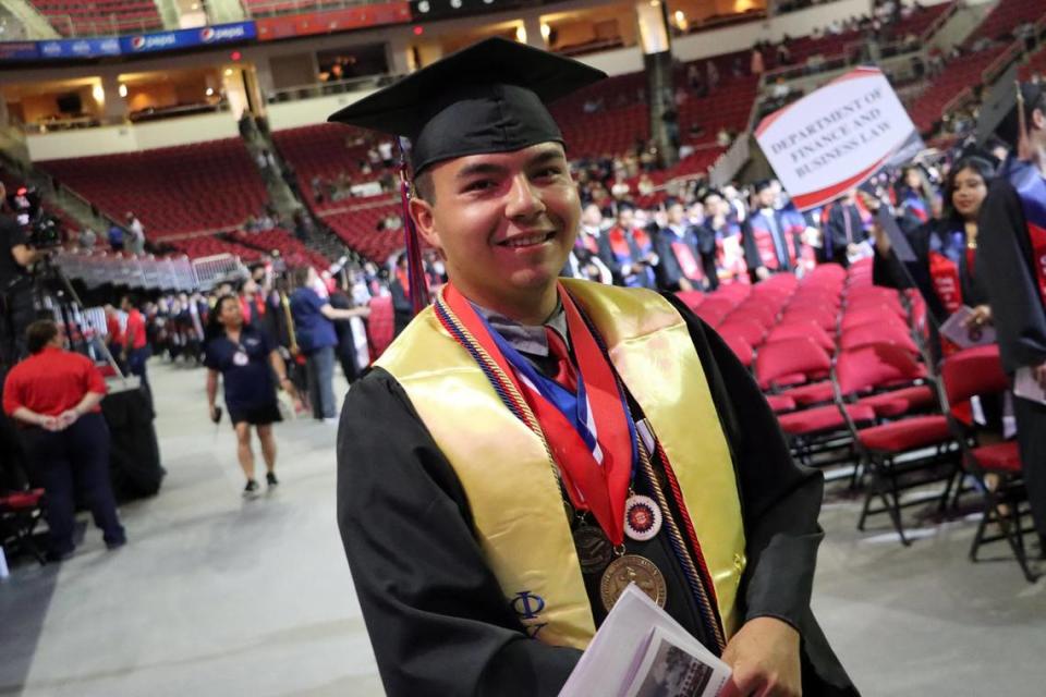 Sylas Ramos, galardonado con el Premio Medalla del Decano de la FCC 2021 de ese año, durante la ceremonia de graduación al aire libre celebrada el 23 de junio en Chukchansi Park, en el centro de Fresno. Ramos fue seleccionado por la presidenta de la FCC, la doctora Carole Goldsmith, para recibir este año la Medalla del Presidente Tony Cantú. JUAN ESPARZA LOERA/jesparza@vidaenelvalle.com