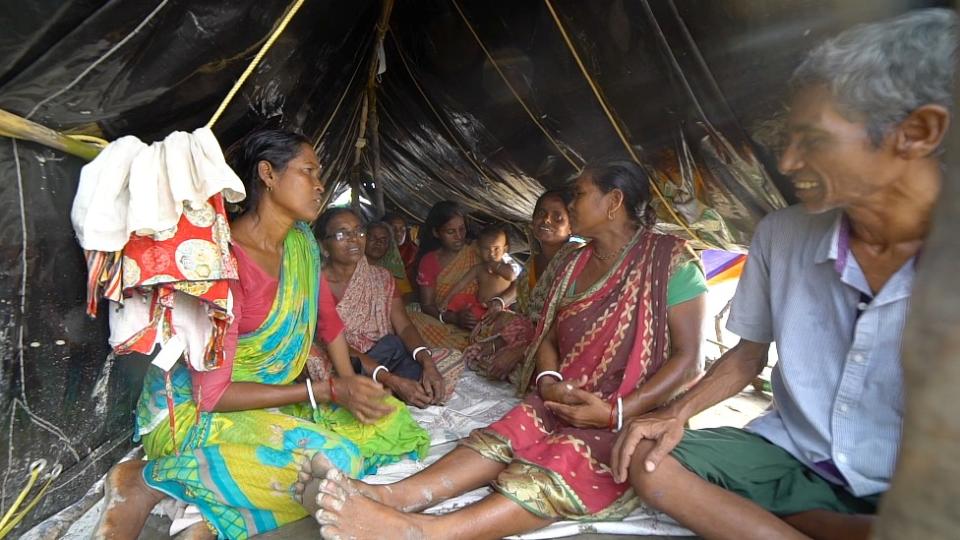 Prabhat y Phullora Mondal en una carpa con otros residentes de la isla Sonagha que perdieron su casa por las tormentas.