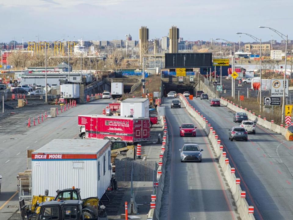 Three of the six tunnel lanes are closed until November 2025. There is one lane open for vehicles heading from Montreal to the South Shore and two lanes open for those heading in the opposite direction.  (Daniel Thomas/Radio-Canada - image credit)