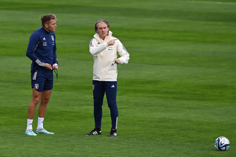 Roberto Mancini dialoga con Mateo Retegui durante un entrenamiento de la selección italiana; el atacante de Tigre podía ser titular ante Inglaterra