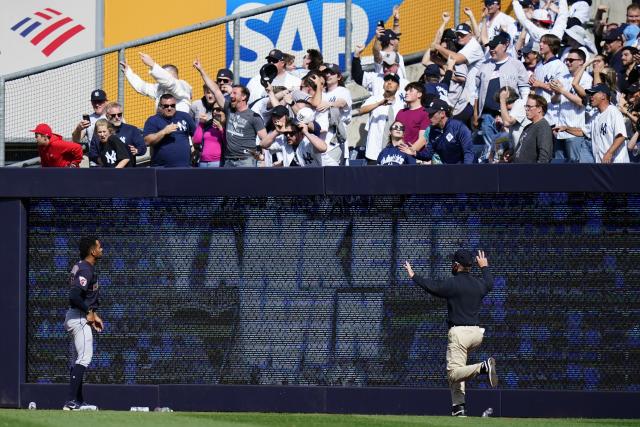 Yankees fans pelt Cleveland Guardians outfielders with debris after win -  ABC7 New York