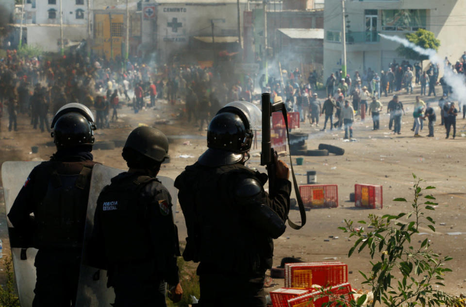En la noche de ayer también se dio otro violento enfrentamiento entre policías y maestros de la CNTE en el municipio de Salina Cruz, localidad en la que se encuentra la refinería “Ing. Antonio Dovalí Jaime”, de la empresa estatal Petróleos Mexicanos (Pemex).
