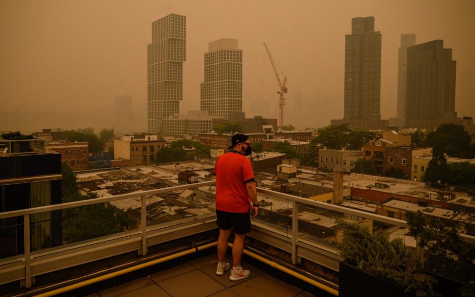 Heavy smog covers the skylines of the boroughs of Brooklyn and Manhattan in New York - ED JONES/AFP