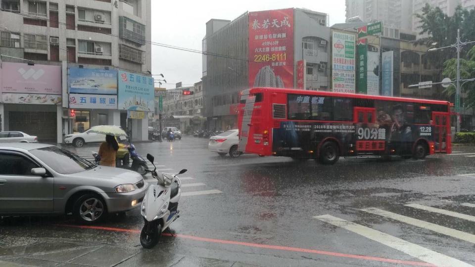 今（19）日受到低壓帶影響，為中南部帶來大雨勢，中央氣象局提醒民眾外出要注意。   圖：閻芝霖/提供