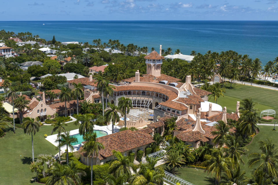 ARCHIVO - Vista aérea de la propiedad Mar-a-Lago del expresidente Donald Trump el 31 de agosto de 2022, en Palm Beach, Florida. Los abogados de Trump le pidieron a la Corte Suprema el 4 de octubre que intervenga en la batalla legal sobre los documentos clasificados confiscados durante el allanamiento por el FBI de su propiedad en Florida. (AP Foto/Steve Helber, Archivo)