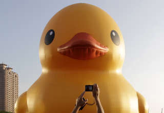 Un homme prend une photo de la sculpture flottante “Rubber Duck” dans le port de Kaohsiung, à Taïwan, en septembre 2013.. Photo Pichi Chuang/Reuters