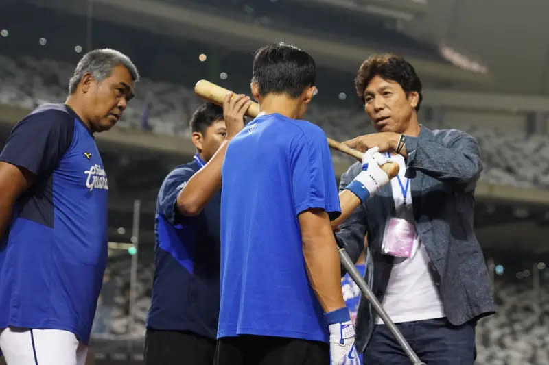 ▲秋山幸二來台，親自指導富邦悍將球員，他20年前也曾指導過王勝偉、郭俊佑等人。（圖／富邦提供）