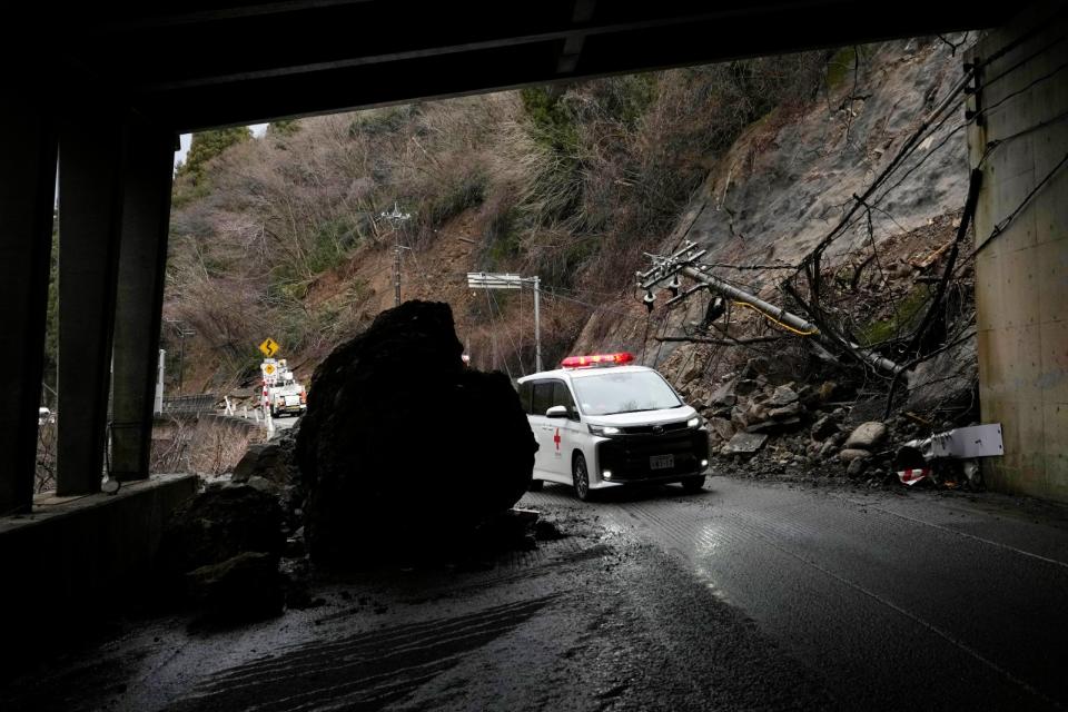 2024年1月6日，日本石川縣輪島市郊外道路在地震後的狀況。美聯社