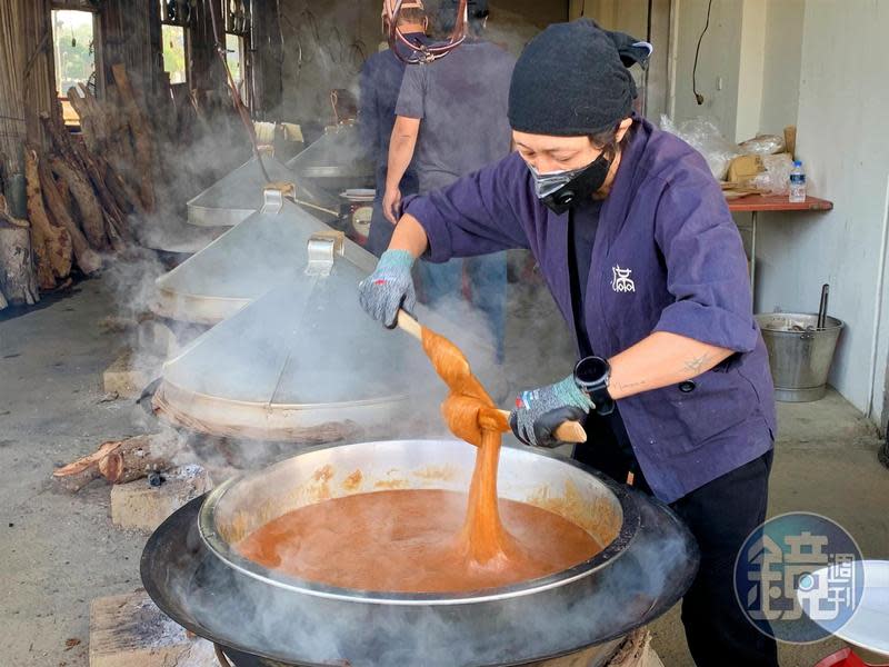 「滿金商行」只有在農曆新年的前3週，才會製作柴燒年糕，錯過就要等明年。