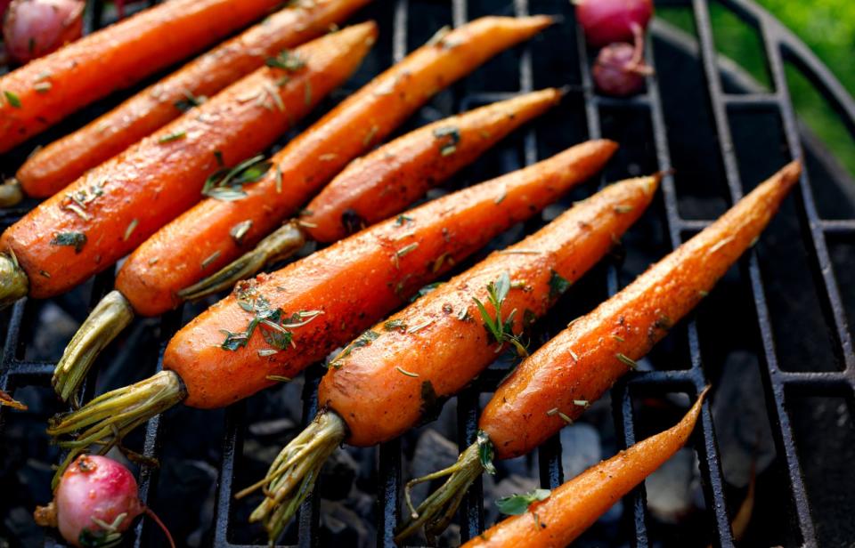 Das sieht nicht nur gut aus, es schmeckt auch fantastisch: Marinieren Sie Karotten in Honig, Öl, Thymian, Salz und Pfeffer und runden Sie das Ganze mit ein wenig Chili ab. Legen Sie die Möhren auf den Grill und rösten Sie sie von allen Seiten an - und dann am besten knackig genießen. (Bild: iStock / zi3000)