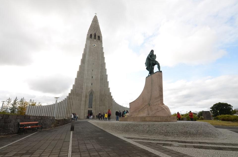 哈爾格林姆教堂與教堂前的詩人萊夫·埃里克松（HallgrímurPétursson）雕像(Photo via Wikimedia, by Steven Lek License: CC BY-SA 4.0，圖片來源：https://zh.wikipedia.org/wiki/File:Hallgr%C3%ADmskirkja_church_Reykjavik_2019_2.jpg)