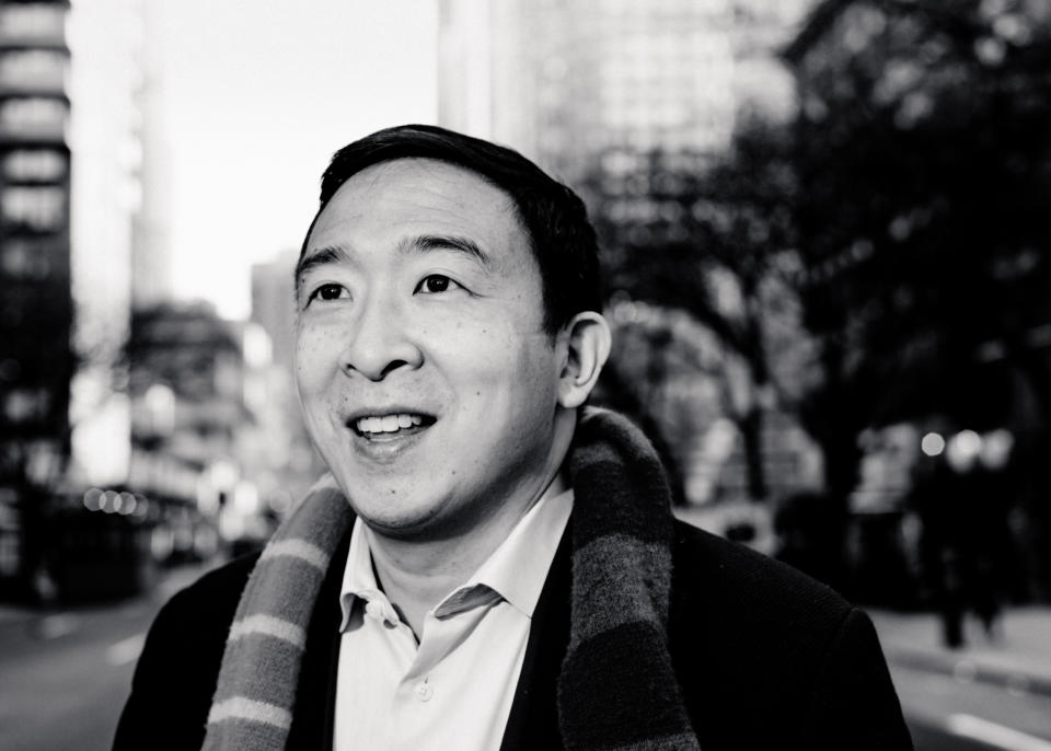 Andrew Yang,  quien está contendiendo a la alcaldía de Nueva York, en Manhattan, el 5 de abril de 2021. (Adam Pape/The New York Times)