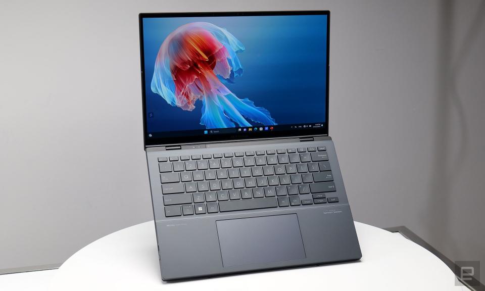 Das Besondere am Zenbook Duo ist, dass es praktisch das gleiche Gewicht und die gleiche Größe wie ein typisches 14-Zoll-Notebook hat und gleichzeitig über ein zweites Display und eine abnehmbare Tastatur verfügt. 