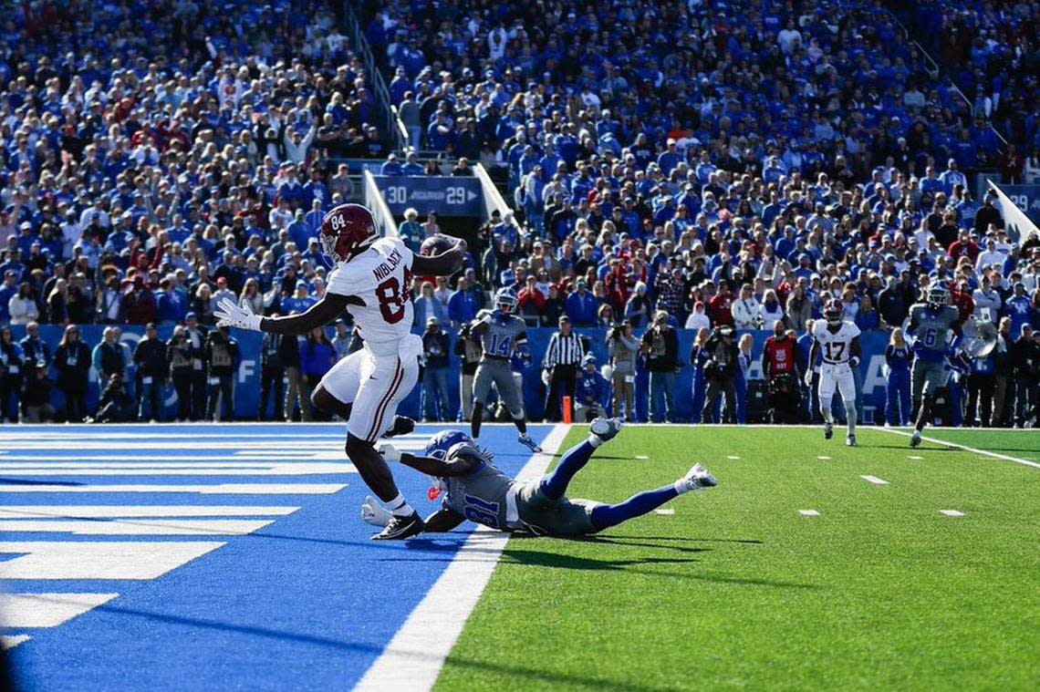 Tight end Amari Niblack scores against Kentucky on a 26-yard pass reception from Alabama quarterback Jalen Milroe during the first quarter at Kroger Field on Saturday. Silas Walker/swalker@herald-leader.com