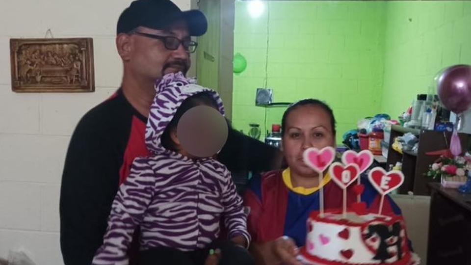 Cinthya posa con su hija en su fiesta de cumpleaños