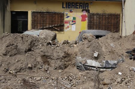 Cars damaged by a mudslide are seen at the disaster area in Santa Catarina Pinula, on the outskirts of Guatemala City, October 10, 2015. REUTERS/Josue Decavele