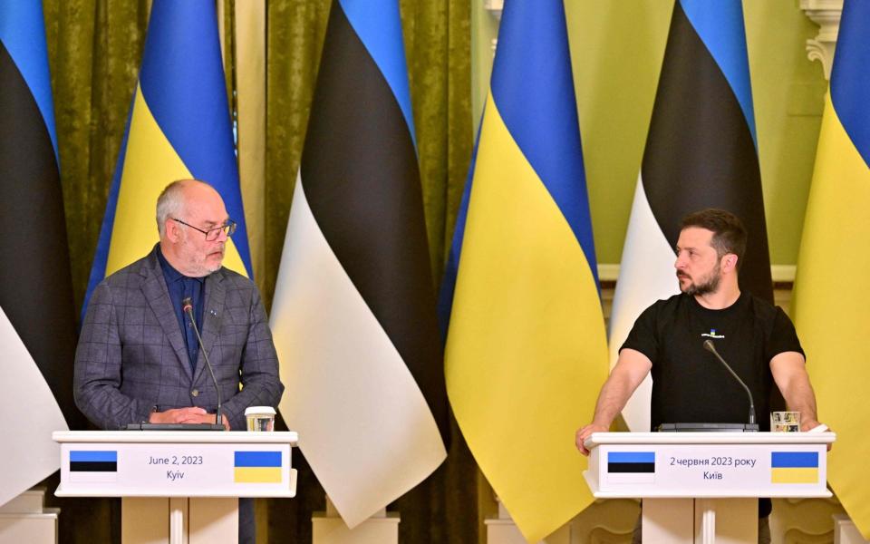 Ukrainian President Volodymyr Zelensky (R) and his Estonian counterpart Alar Karis attend a joint press conference following their talks in Kyiv - SERGEI SUPINSKY/AFP