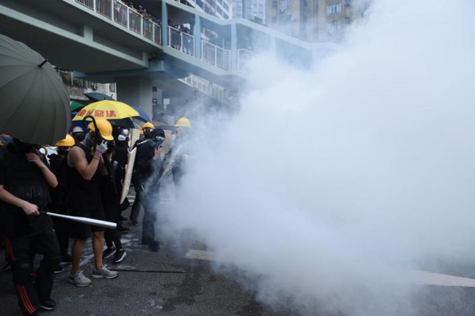 ▲香港警方在強力清場時，發射大量/催淚彈驅趕示威者。（圖／翻攝巴士的報）