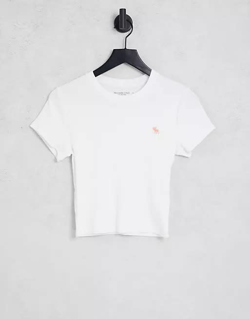 T恤推薦｜13款適合四大身型的顯高瘦白Tee推薦！$250內必買Uniqlo/ASOS/H&M