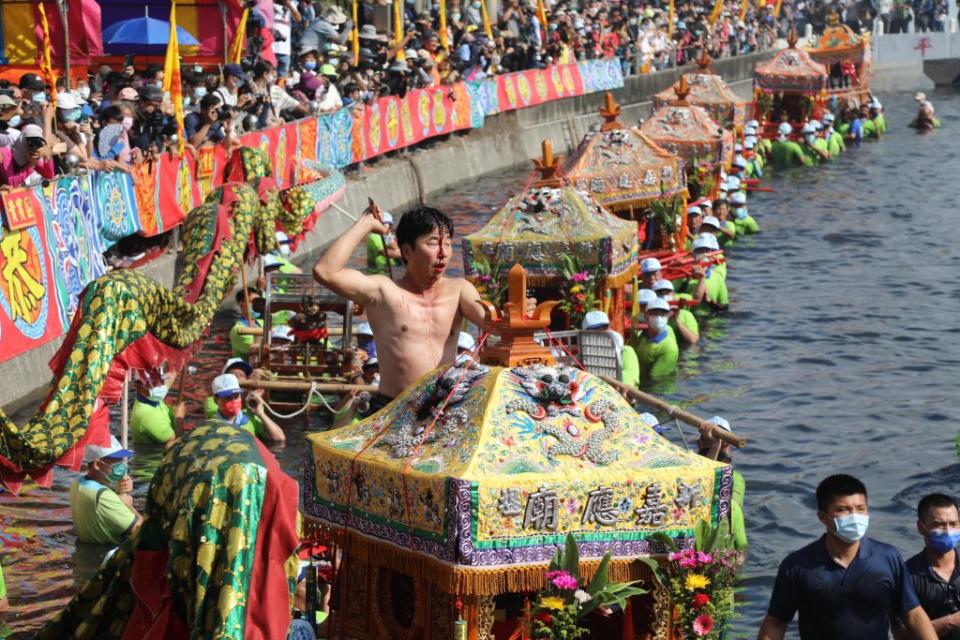 嘉義縣昨舉行「衝水路、迎客王」祭典。（記者張誼攝）