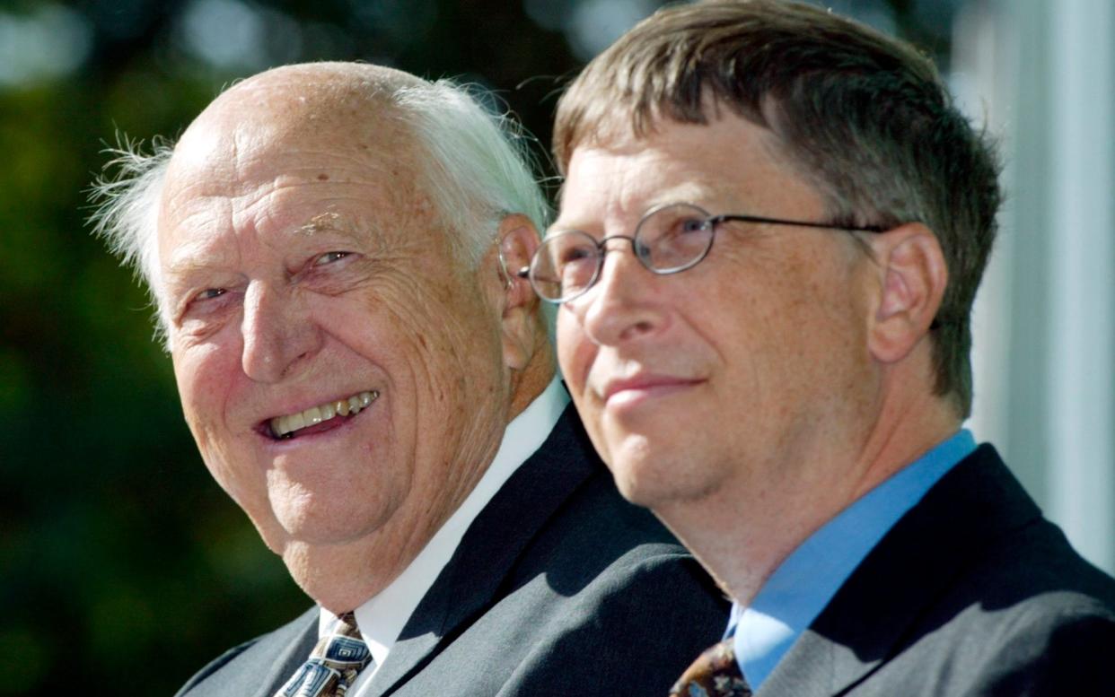 Bill Gates Sr and his son Bill Jr in 2003 - John Froschauer/AP