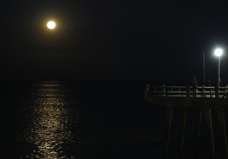 'Supermoon' seen around the world