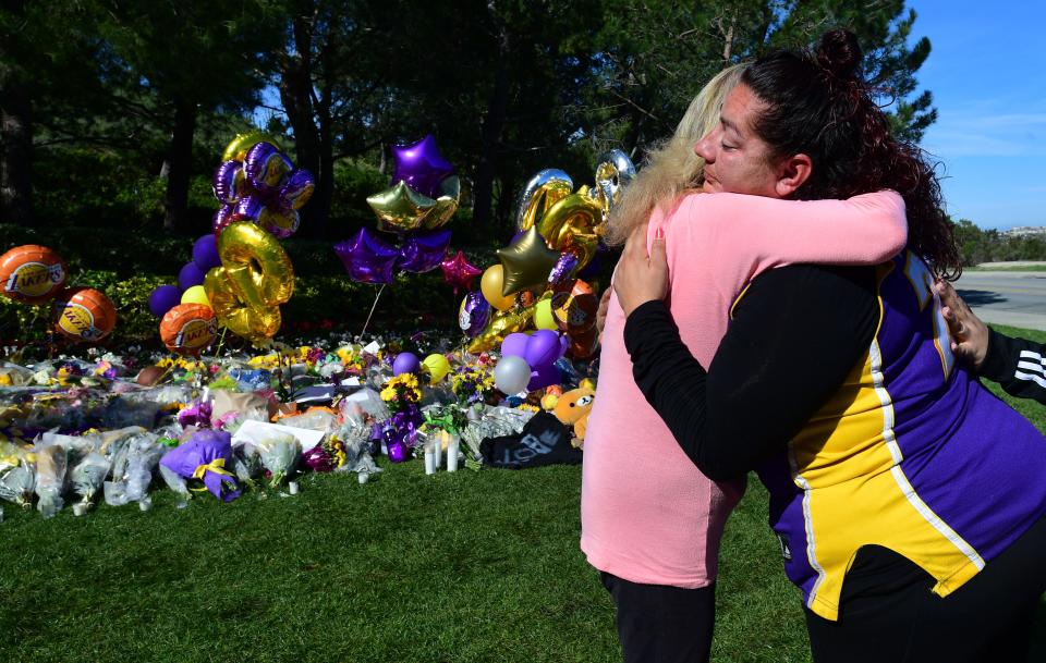 People have come together to honor Kobe Bryant with different kinds of makeshift memorials across Southern California. (Photo by FREDERIC J. BROWN/AFP via Getty Images)