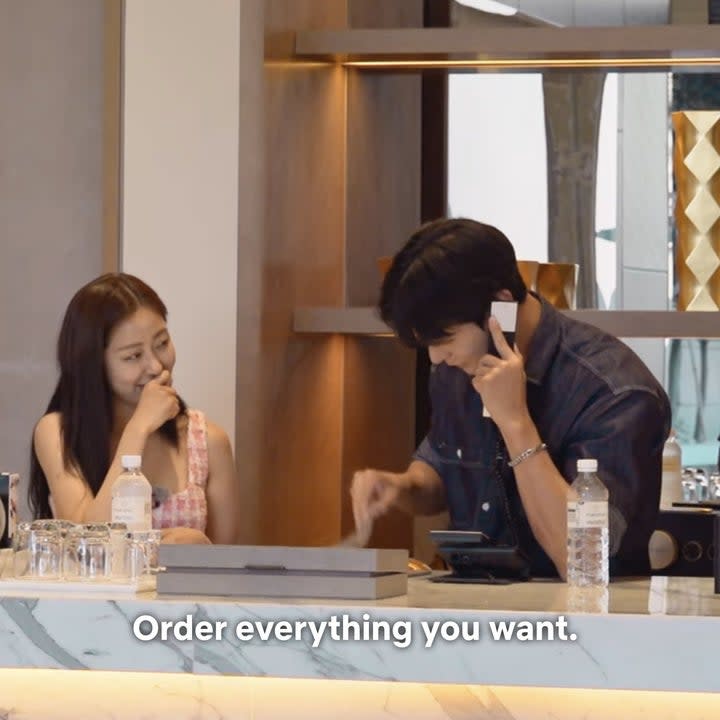 Seul-ki smiles at Jong-woo and tells him to order everything he wants