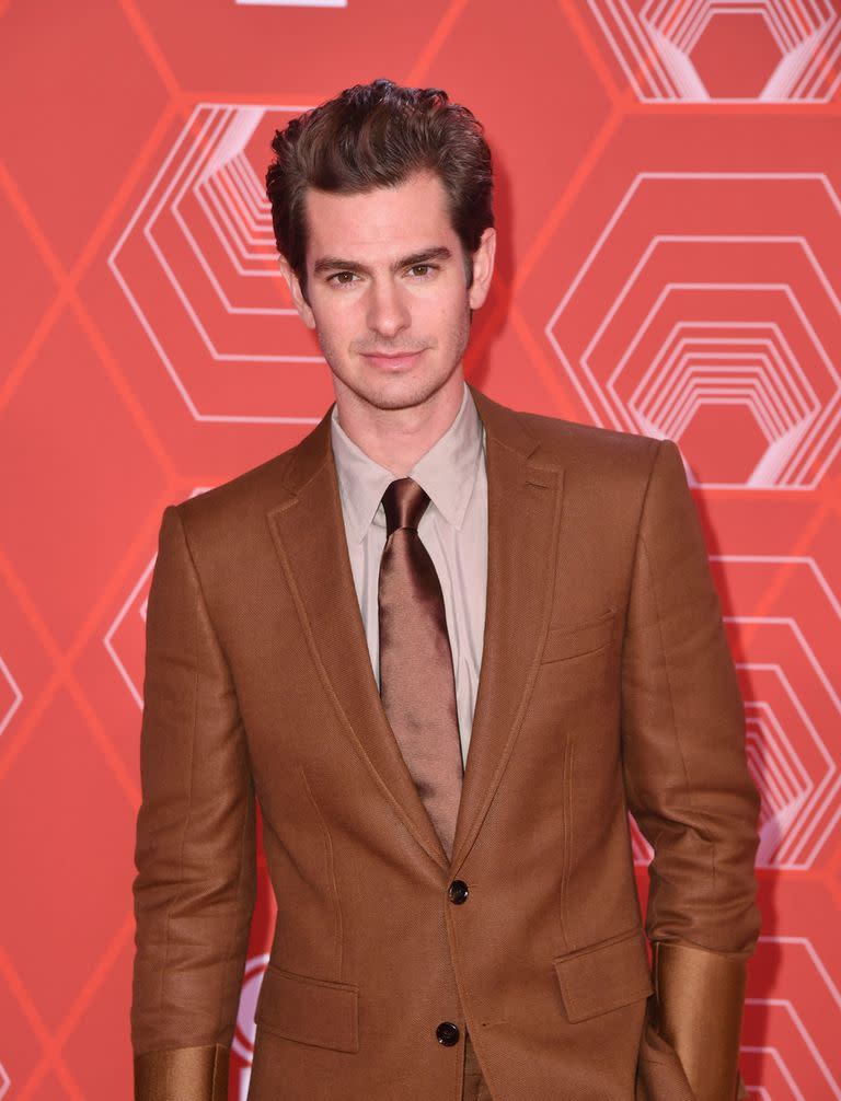 El actor Andrew Garfield, con un traje marrón, uno de los tonos menos escogidos por las estrellas para la gran noche del teatro