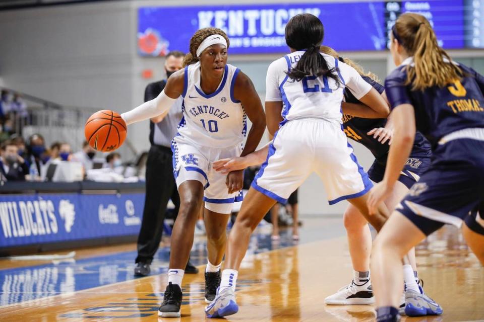 Rhyne Howard (10) led Kentucky with 21 points in Sunday’s win.