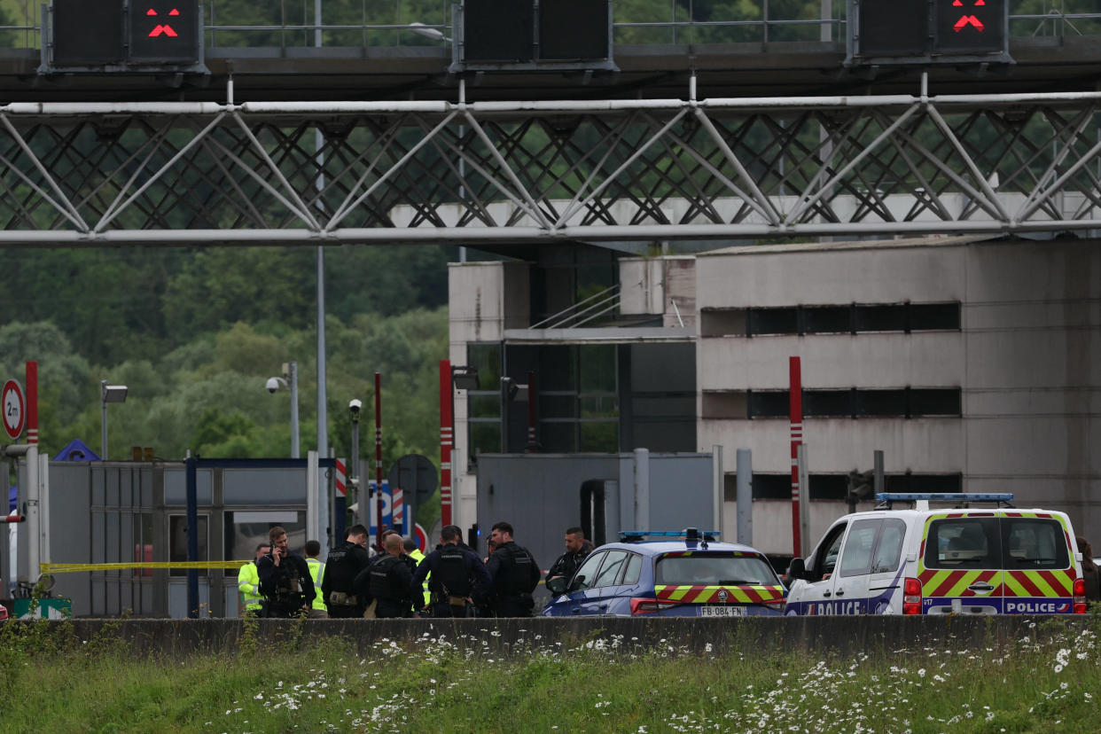 Attaque d’un fourgon à Incarville : les syndicats appellent à une journée « prison morte » après l’assaut (Photo de la scène du crime au péage d’Incarville le 14 mai 2024)