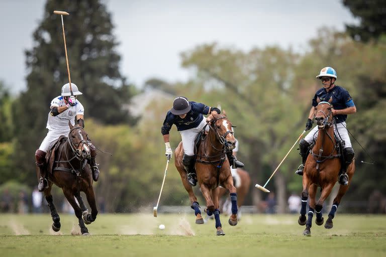 Stirling al ataque, seguido por Cambiaso, mientras Nero trata de frenarlo