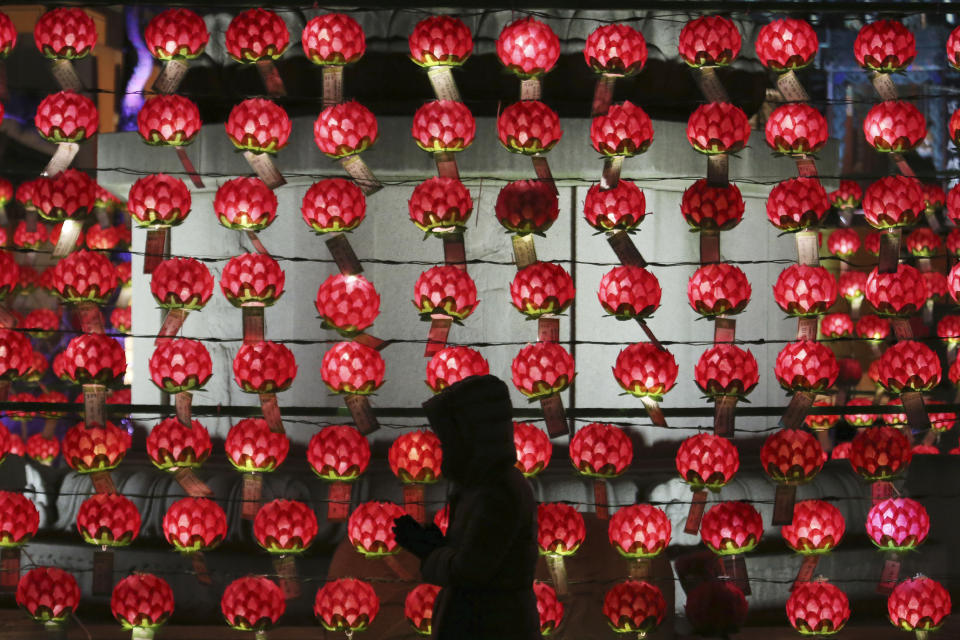 Una mujer reza en un templo con motivo del Año Nuevo, en el templo budista Jogyesa en Seúl, Corea del Sur, el 31 de diciembre del 2019. (AP Foto/Ahn Young-joon)