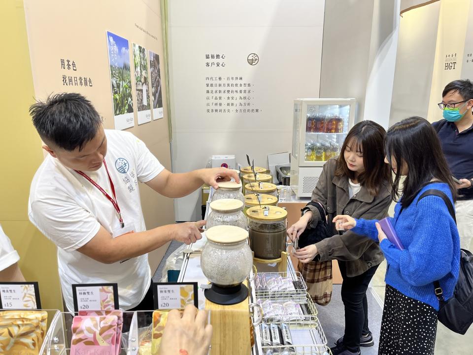 臺灣國際茶業博覽會中多元茶飲吸引年輕消費族群駐足。（攝影／游昇俯）