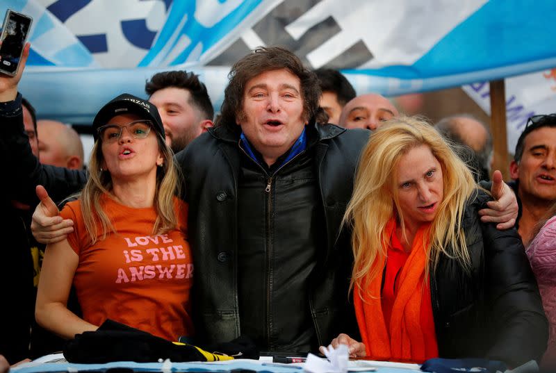 Candidato presidencial argentino Javier Milei, de La Libertad Avanza, realiza una acto de campaña en La Plata