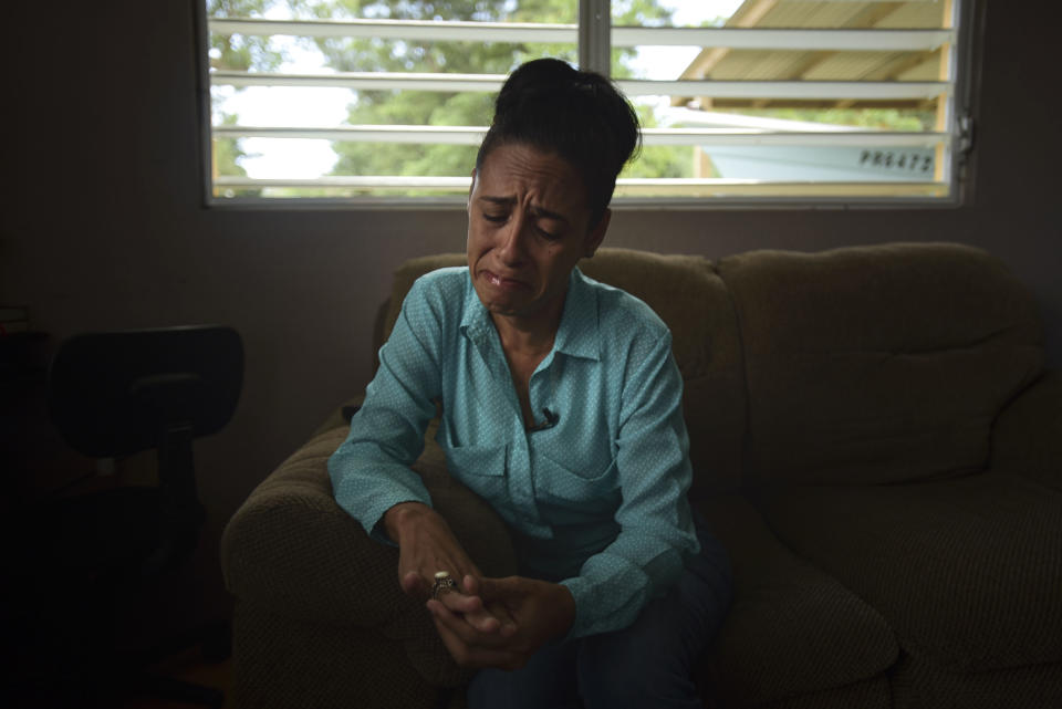 En esta imagen, tomada el 8 de septiembre de 2018, la teniente de alcalde de Vieques, Daisy Cruz, llora mientras denuncia las malas condiciones a las que se vieron expuestos los pacientes de diálisis desde que el huracán María provocó el cierre del centro donde eran atendidos en Vieques, Puerto Rico. (AP Foto/Carlos Giusti)
