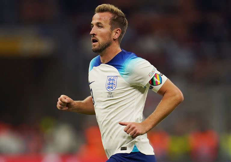 El capitán inglés Harry Kane luciendo el brazaleta de "One Love"