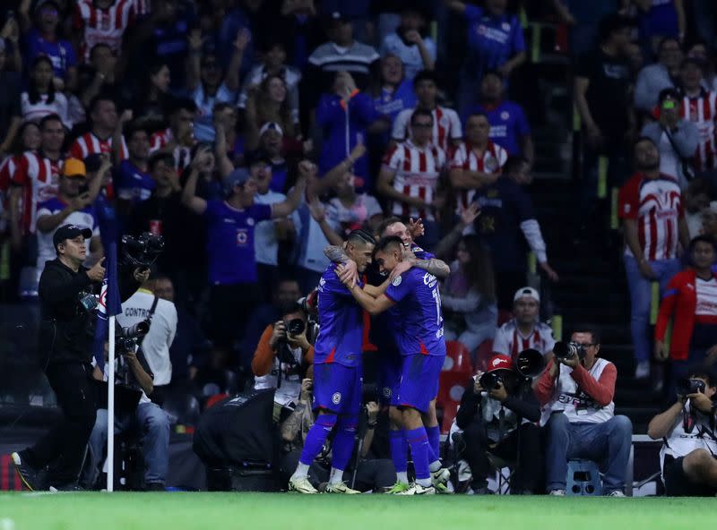 Jugadores de Cruz Azul celebran uno de los tres goles con los que ganaron a Guadalajara ante la mirada de los aficionados