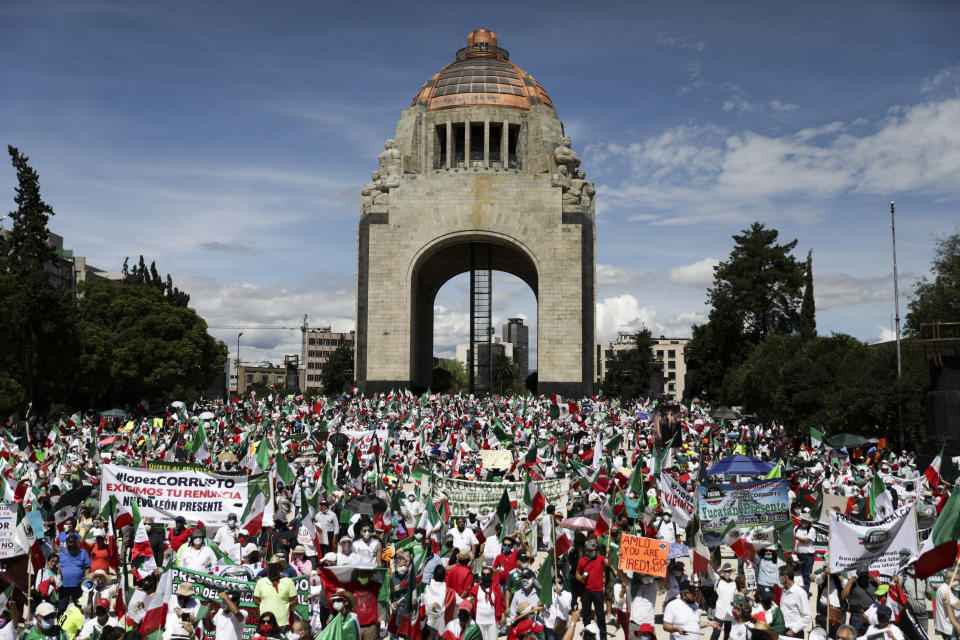 Gente reclamando la renuncia del presidente de México, Andrés Manuel López Obrador, en una protesta organizada por el Frente Nacional antiAMLO, en la Plaza de la República en Ciudad de México, el domingo 30 de agosto de 2020. (AP Foto/Eduardo Verdugo)