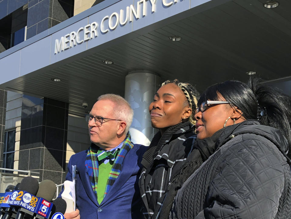 Jazmine Headley, center, joins attorney Brian Neary and her mother, Jacqueline Jenkins, outside a courthouse in Trenton, New Jersey. Prosecutors ultimately dropped charges against Headley after a confrontation with police and security guards at a&nbsp;public benefits office. (Photo: Mike Catalini/Associated Press)