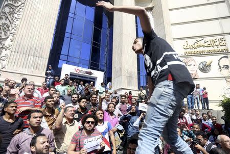 Egyptian activists shout slogans against President Abdel Fattah al-Sisi and his government, during a demonstration protesting the government's decision to transfer two Red Sea islands to Saudi Arabia, in front of the Press Syndicate Cairo, Egypt, April 15, 2016. REUTERS/Mohamed Abd El Ghany