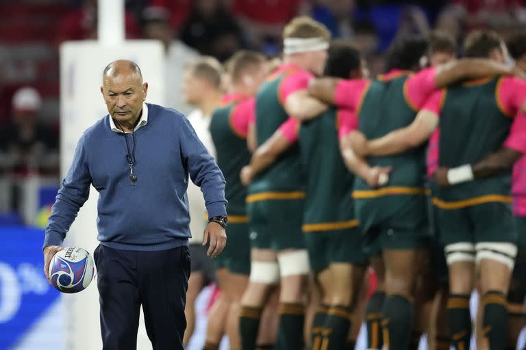 Eddie Jones es criticado ferozmente por la prensa tras la paliza a manos de Gales en el Mundial de Francia; según una versión, ya acordó dirigir al seleccionado japonés después del Mundial de Francia.