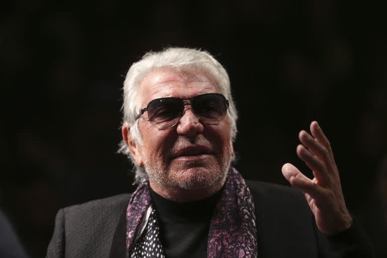 El diseñador de moda italiano Roberto Cavalli murió a los 83 años, anunciaron los medios italianos el 12 de abril de 2024