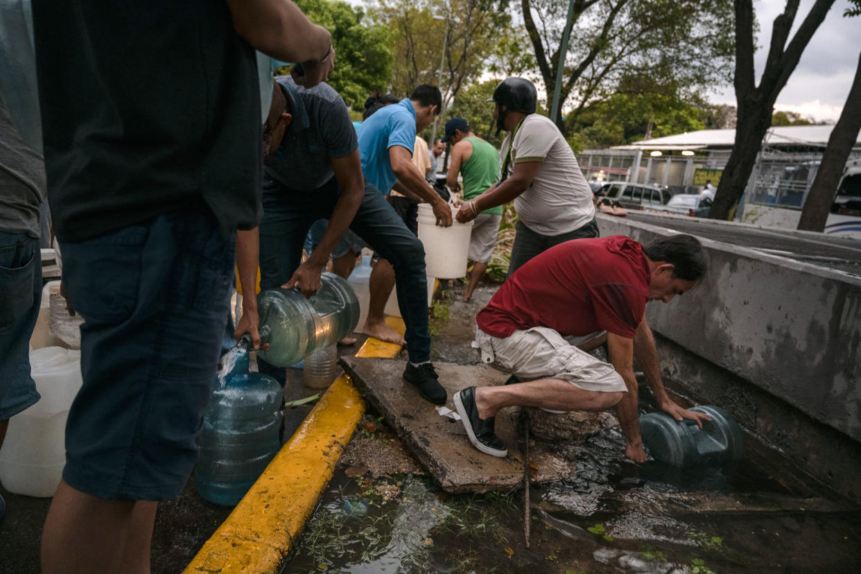 Los ciudadanos se las ingenian para recoger agua en los lugares más insólitos, a riesgo de contraer infecciones (Foto Bloomberg Andrew Rosati)