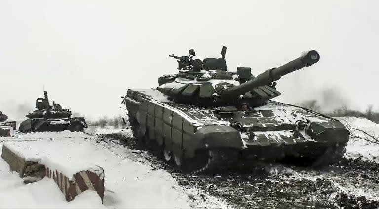 La foto distribuida por el Servicio de Prensa del Ministerio de Defensa Ruso el 26 de enero de 2022 muestra tanques rusos en un entrenamiento en la región de Rostov, Rusia, (Servicio de Prensa del Ministerio de Defensa Ruso via AP)