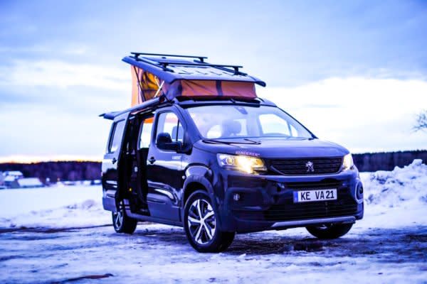 Bei Schnee vielleicht noch etwas kalt, aber sobald das Wetter stimmt, lässt sich mit dem Aufklappdach auch Outdoor im Van schlafen